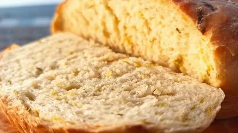 Печем домашний белый хлеб в духовке. Очень нежный, мягкий, с влажным мякишем и хрустящей корочкой. Кабачковый хлеб отлично подойдет как к первым блюдам, так и для приготовления бутербродов.

Пшеничную муку для дрожжевого теста я использую высшего сорта. Кабачок подойдет как молоденький (измельчаем полностью), так и очень зрелый (снимаем жесткую кожуру и удаляем семена). Растительное масло берите любое без запаха - у меня подсолнечное.

Быстродействующие дрожжи можно заменить сухими (тоже 3 грамма) или свежими (прессованными) - их нужно 10 граммов. Правда, такие дрожжи не сразу смешивают с мукой, а активизируют. Для этого в кабачковую массу добавьте сахар и дрожжи. Перемешайте и подождите 10-15 минут, чтобы появилась пенная шапочка.