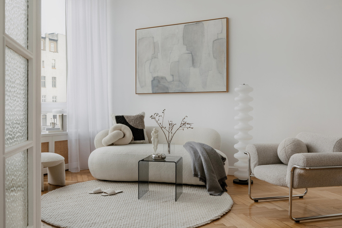 Кресло букле в интерьере современной гостиной. Фото: Shutterstock