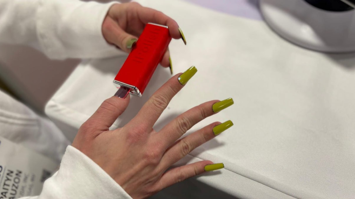    Устройство для быстрой смены цвета ногтей