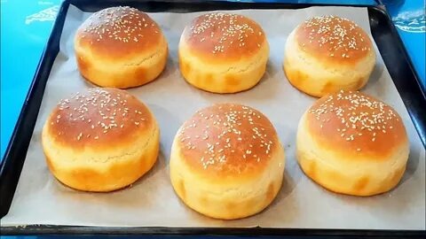 Любите фастфуд и не представляете жизнь без бургеров? Тогда мой сегодняшний рецепт булочек для гамбургеров вам точно пригодится! Ведь вовсе не обязательно покупать эти вкусные и сытные сэндвичи в заведениях быстрого питания – их можно запросто приготовить в домашних условиях из простых и доступных продуктов.

Булочки для гамбургеров по этому рецепту получаются не только очень вкусными, ароматными, но и красивыми – едва ли отличишь от покупных. Нежный, равномерно пористый, мелкосетчатый мякиш скрывается под тончайшей, мягкой корочкой, покрытой семенами кунжута. Кстати, такие булочки довольно долго сохраняют свежесть, а еще отлично переносят заморозку, поэтому их можно приготовить впрок.

Тесто для булочек для гамбургеров мы сделаем опарным способом. Из такого количества получается 6 аппетитных круглых красавиц, поэтому, если вам нужно больше, увеличивайте пропорции вдвое. Но тогда вам придется печь домашние булочки для гамбургеров в два захода, так как на один противень умещается не более 6 штук.