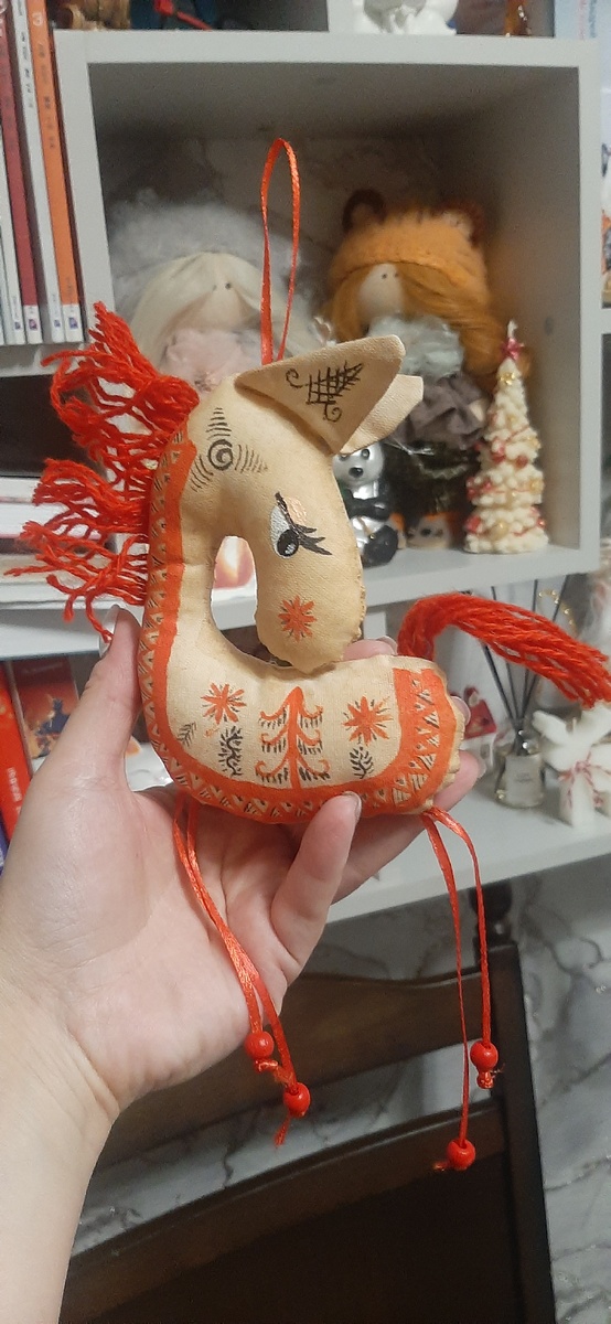 Та самая лошадка- повесила ее на кухне, рядом с корейским календарем))