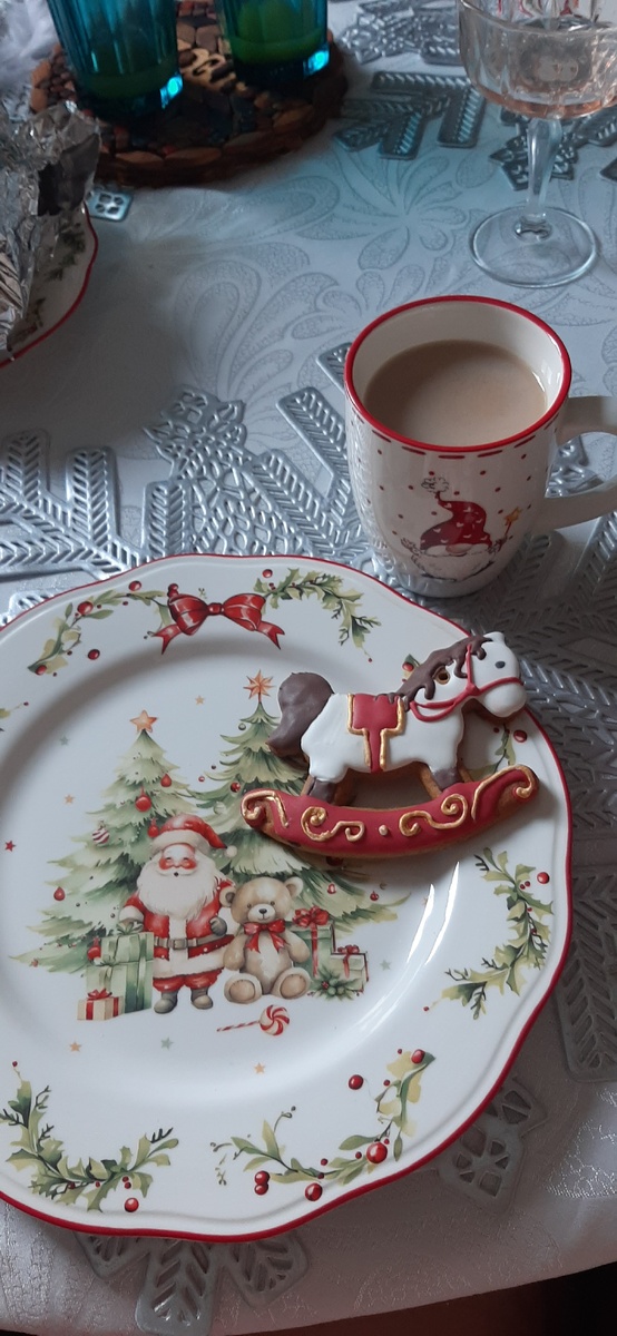 Пряники в виде лошадей, мухоморов и стрекоз специально для моей елки сделала мама ученицы (в ТГ показывала на видео). Но Дан положил на них глаз, и 2.01 все пряники были съедены. Мне только пару штук достались, например, лошадка на фото)))