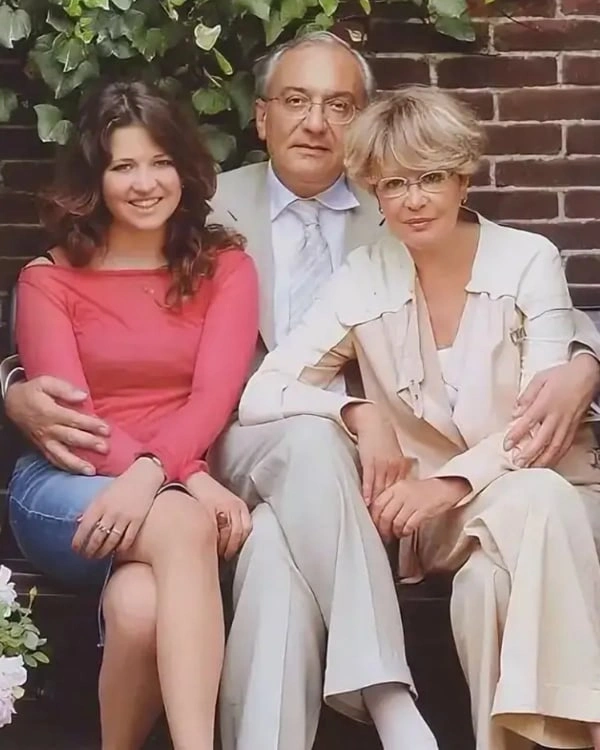 Брак оказался удачным, новому избраннику удалось найти подход и к самой артистке, и к ее дочери, которой он заменил отца.