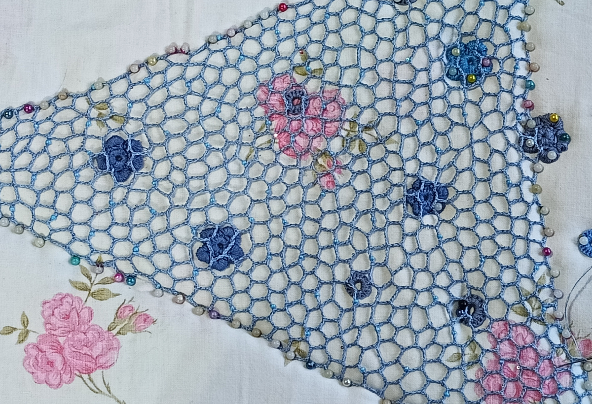 Вот столько сеточки уже связала за несколько дней