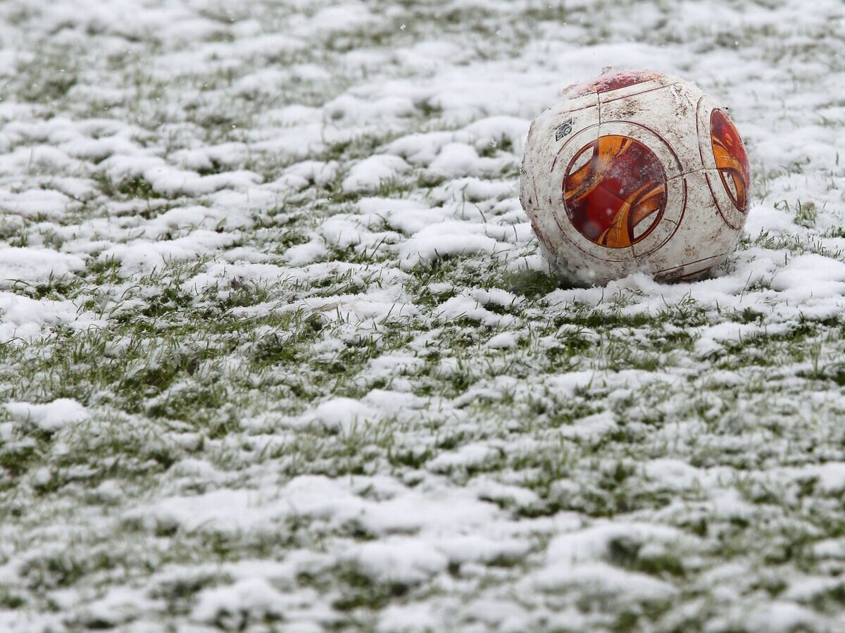    Футбольный мяч на заснеженном поле | © РИА Новости / Виталий Белоусов