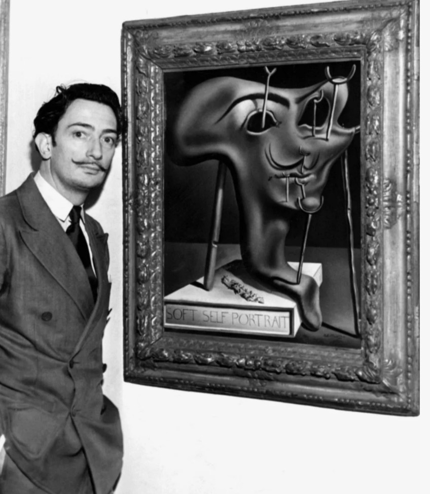 Сальвадор Дали перед своей картиной "Мягкий автопортрет с жареным салом"