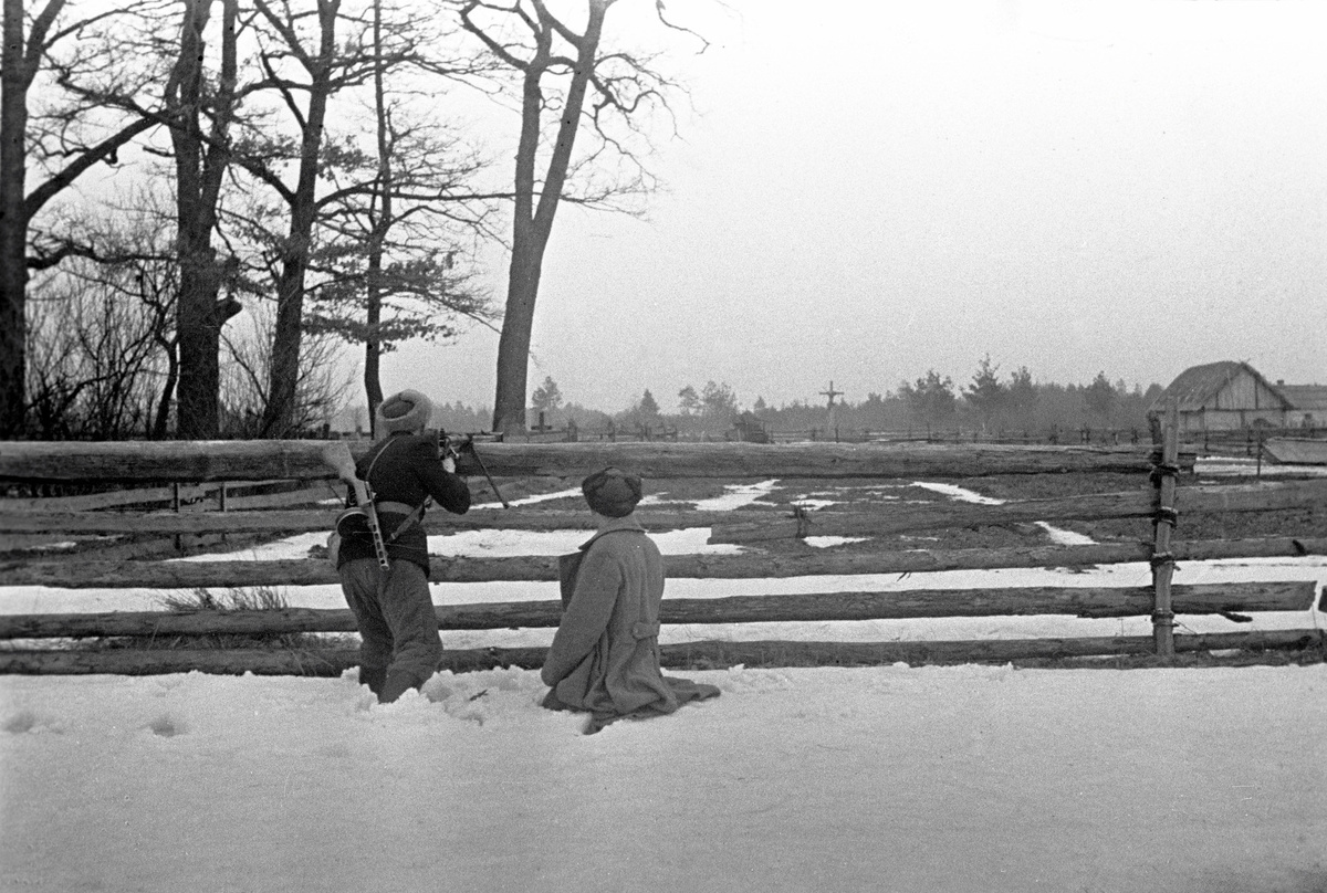     Великая Отечественная война 1941—1945 гг. Бойцы партизанского отряда на боевом задании. Ровненская область, Украина / РИА Новости