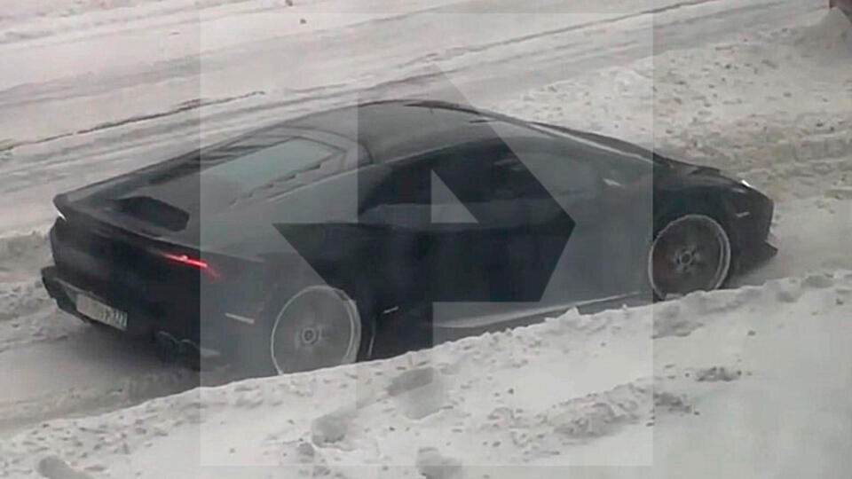     Спорткар Lamborghini увяз в снегу в Москве РЕН ТВ