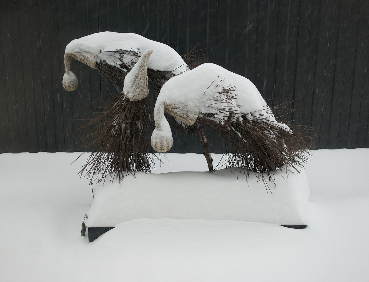 Кашпо под ёлочками видите? А оно есть. Сугроб перед кашпо – это дорожка, по идее. И гирлянда есть, под снегом светится даже. Порвала провод гирлянды, кстати, когда разгребала... Теперь только от солнечной батареи будет работать.