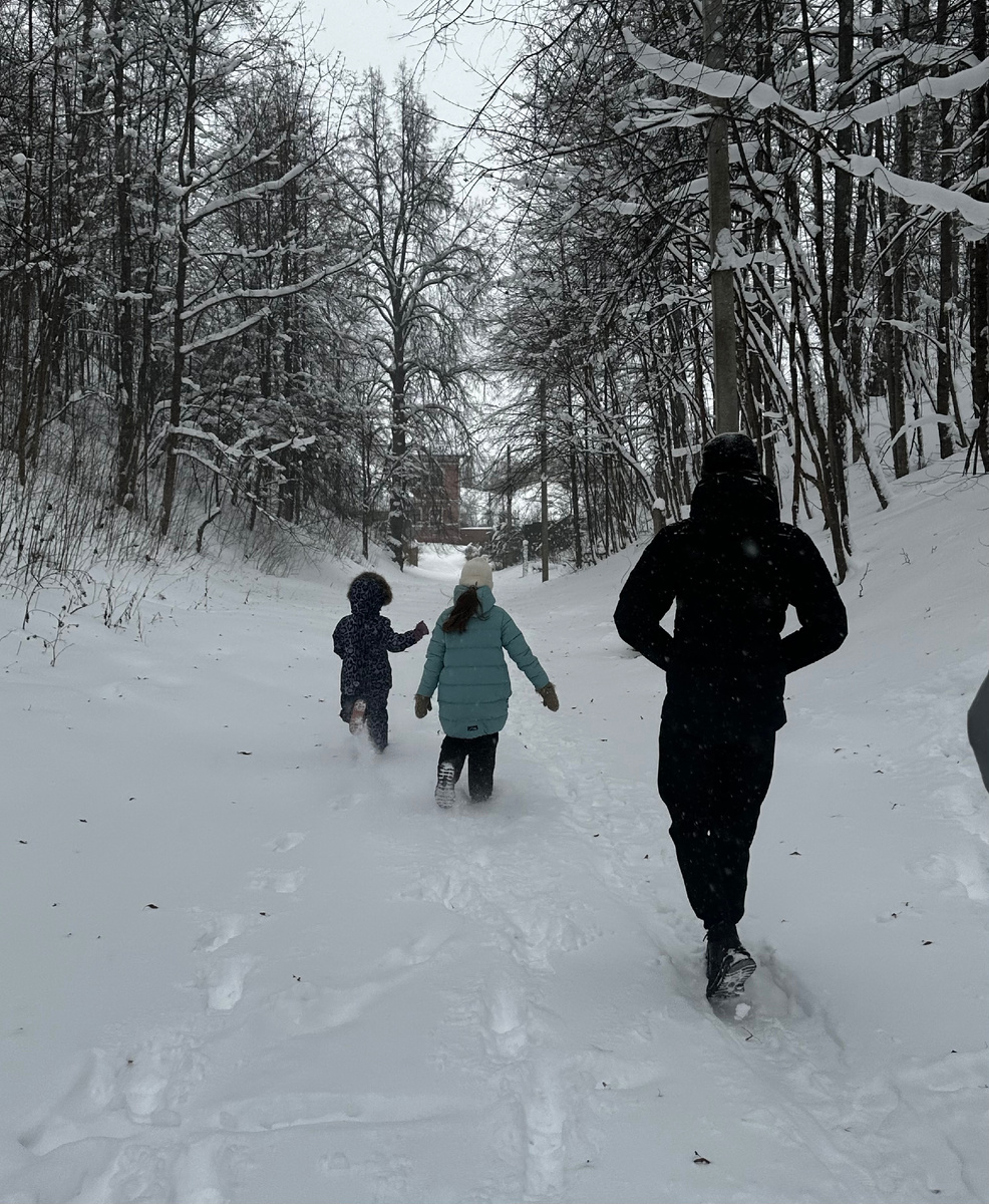 Дети ещё бодро бегут вниз, обратно уже не все такие бодрые 