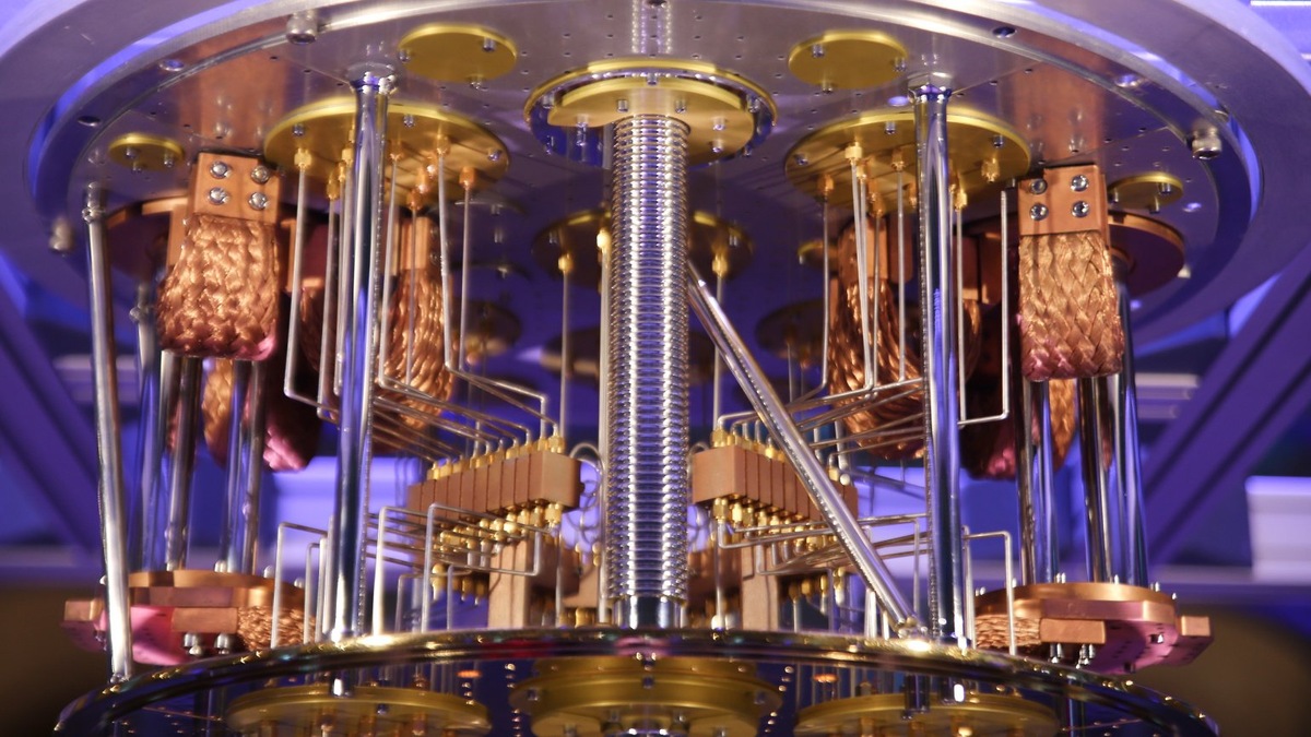    В традиционных схема квантовых компьютеров процессе вычислений сама информация провоцирует ошибки.