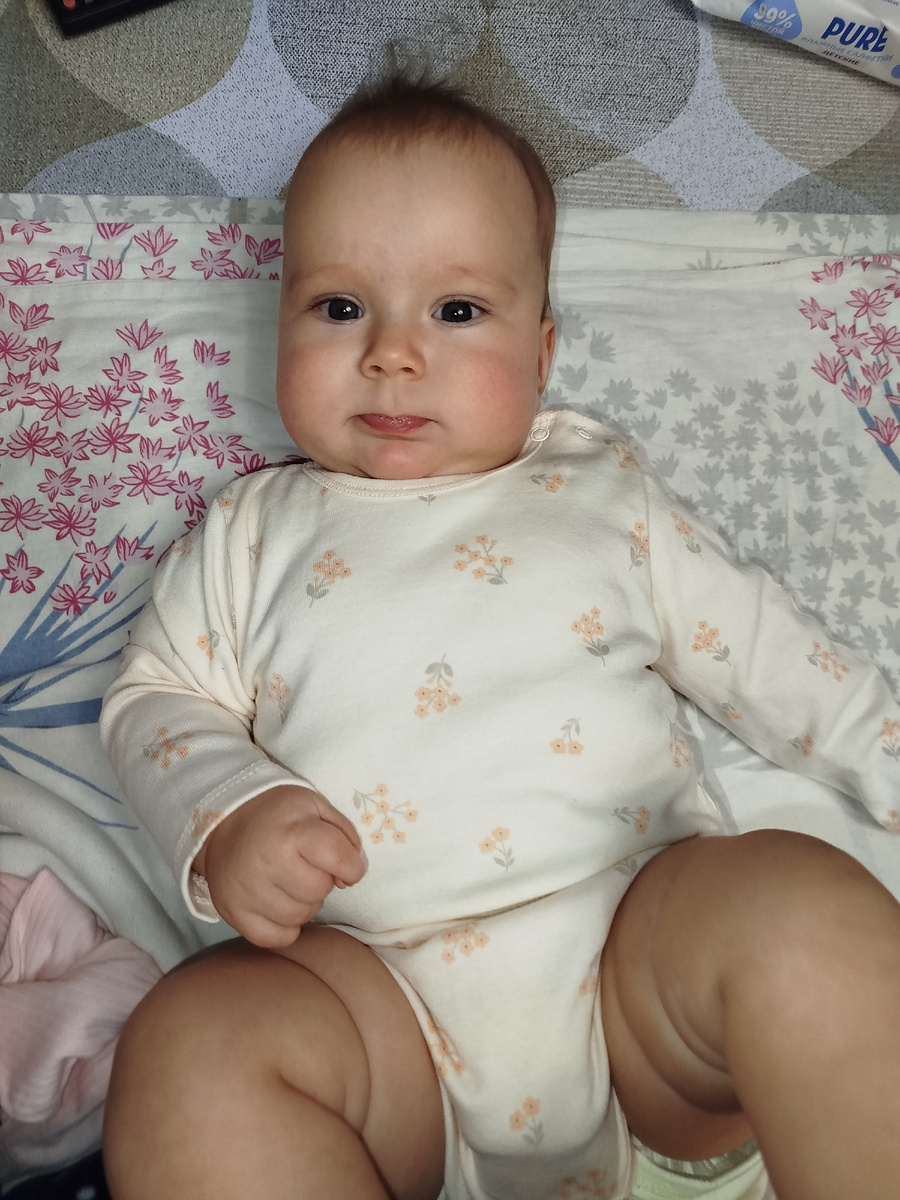 Наше счастье. Лежит пузыри дует)