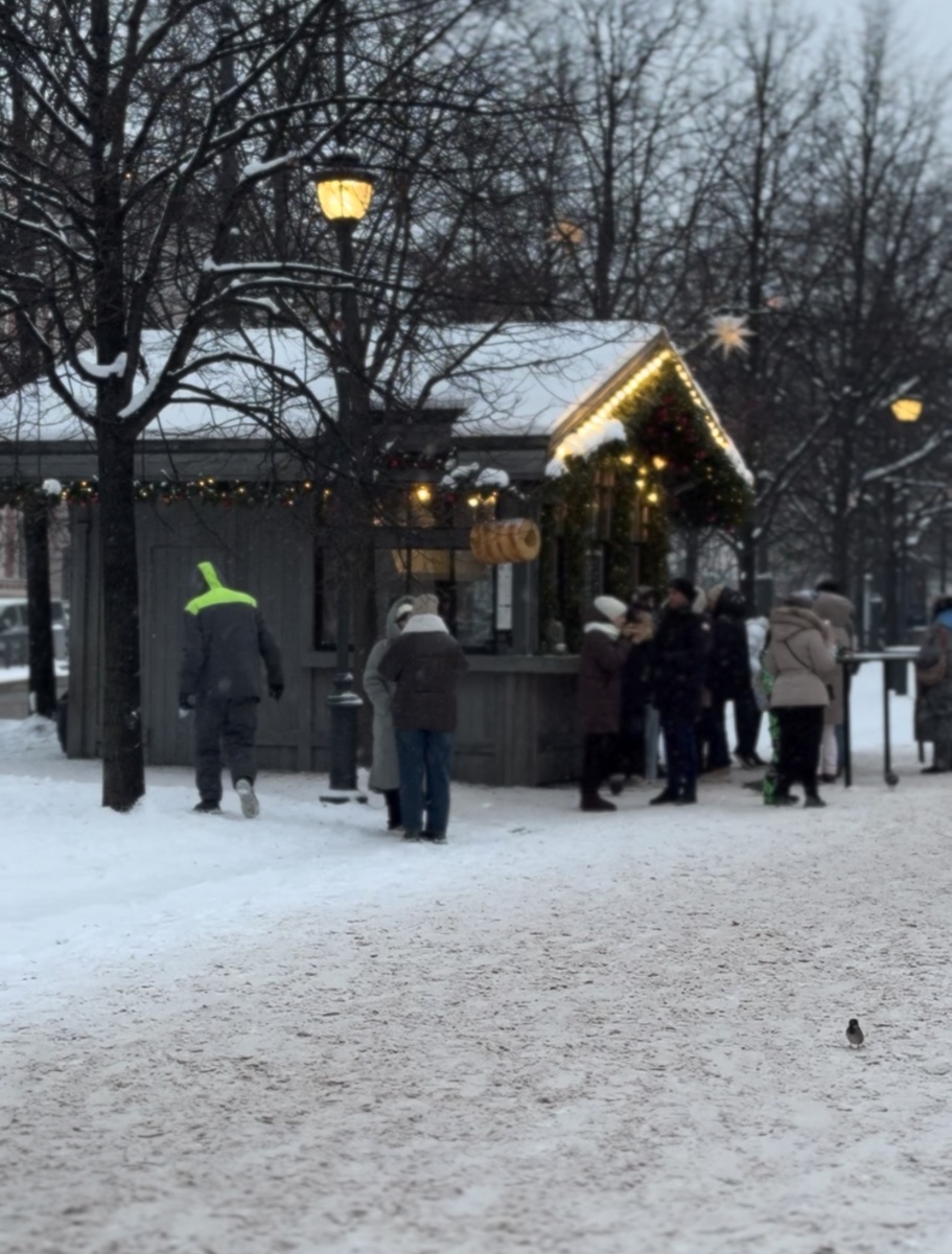 Теремок-павильон привлекает многих желающих попробовать вкусный десерт