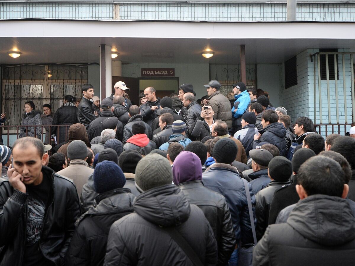    Очереди мигрантов у отделения УФМС по Москве | © РИА Новости / Максим Блинов
