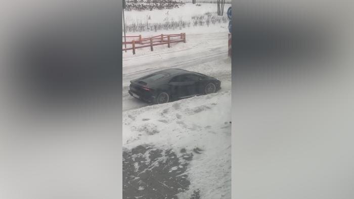 Владелец суперкара Lamborghini в Москве выехал на улицу на фоне снежного циклона «Фрэнсис» и застрял на улице. Обложка © Telegram / SHOT