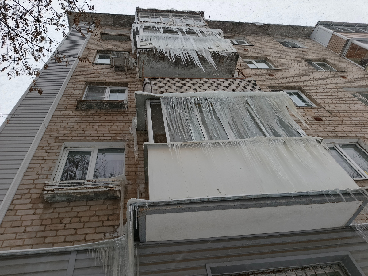 ЛЕДЯНЫЕ ЗАНАВЕСКИ. ЧТО-ТО НЕ ТАК ПОШЛО... ЗИМА ТУТ НЕ ПРИ ЧЁМ! ВИНОВАТА КРЫША...