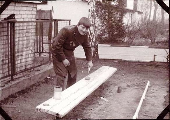 Красили всё, включая траву!