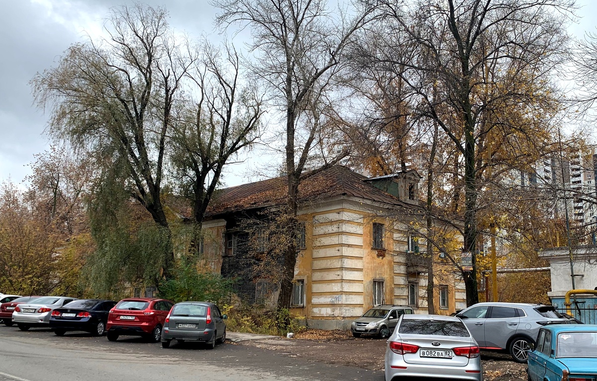Один из пионеров жилой застройки улицы. Фото автора