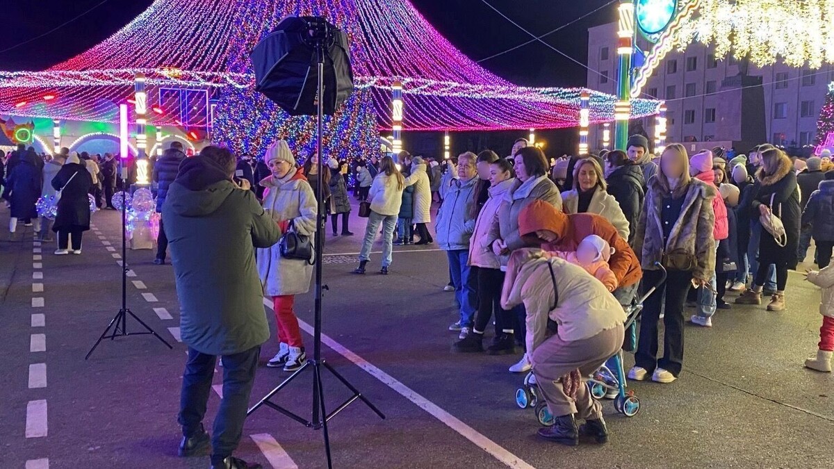    Куда пропали все Деды Морозы? Ставропольцы удивлены на площади   newstracker.ru