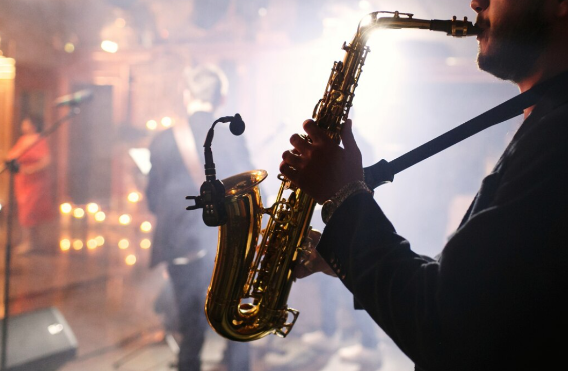 Играет музыка