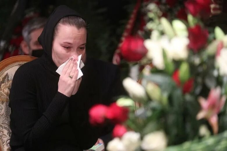 На поминках мужа его "тайная семья" потребовала ключи от машины, но нотариус быстро спустил их с небес на землю одной фразой.