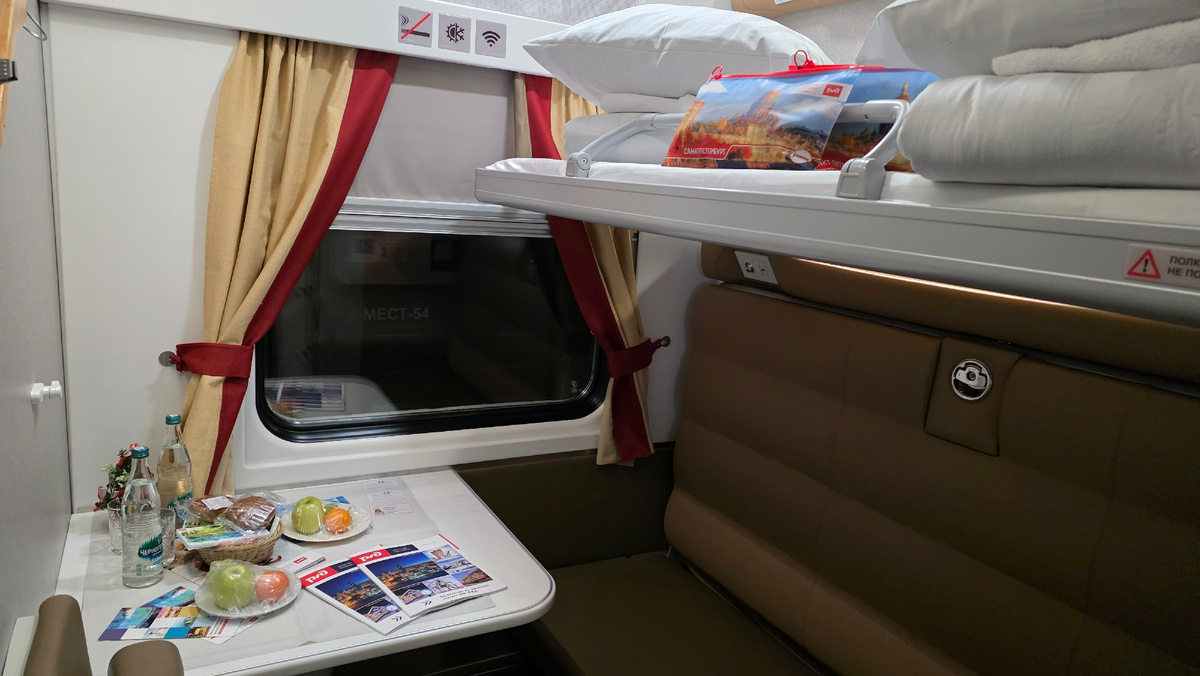 В поезде есть комфортабельные СВ-вагоны с двухразовым питанием.