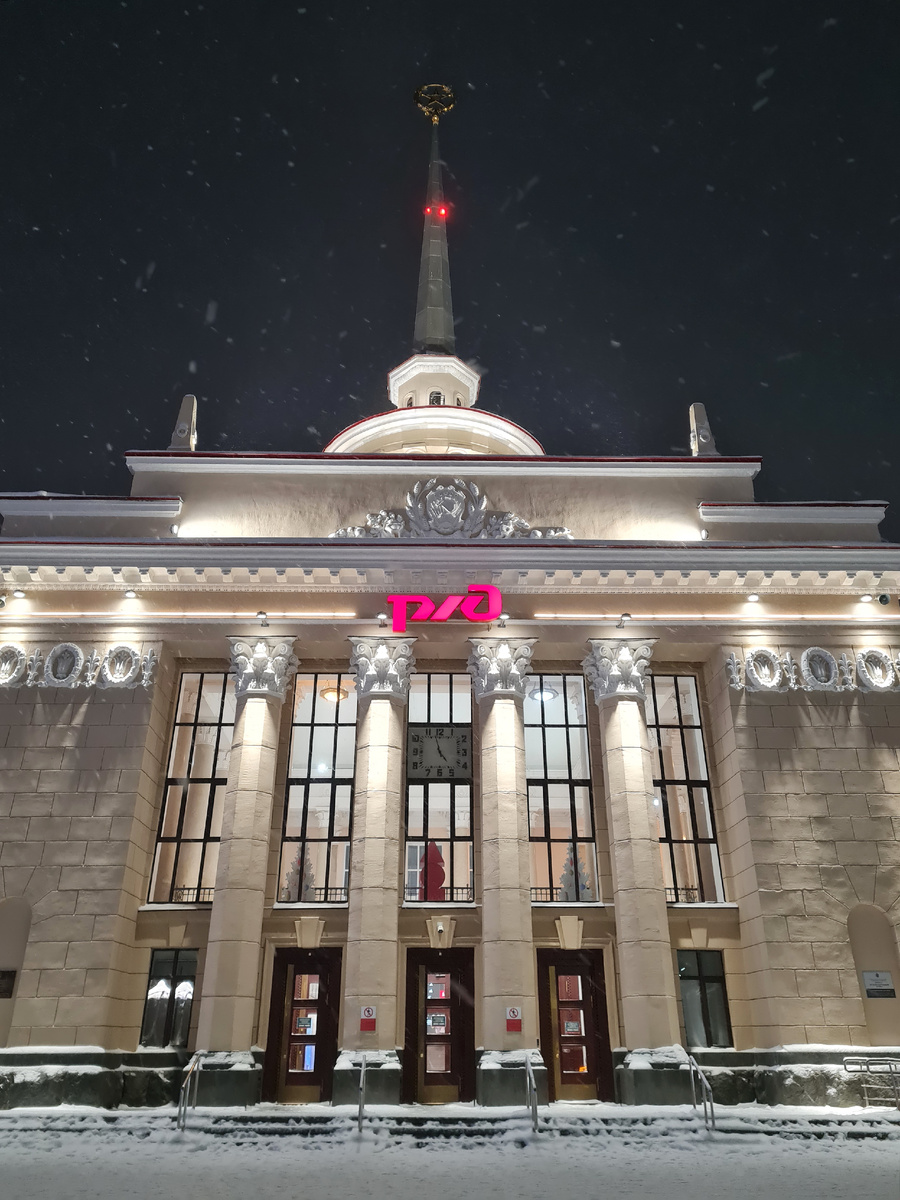 Здание железнодорожного вокзала а Петрозаводске, увенчанное шпилем с пятиконечной звездой, было построено в 1955 году в стиле сталинского ампира по проекту архитектора Виктора Ципулина.