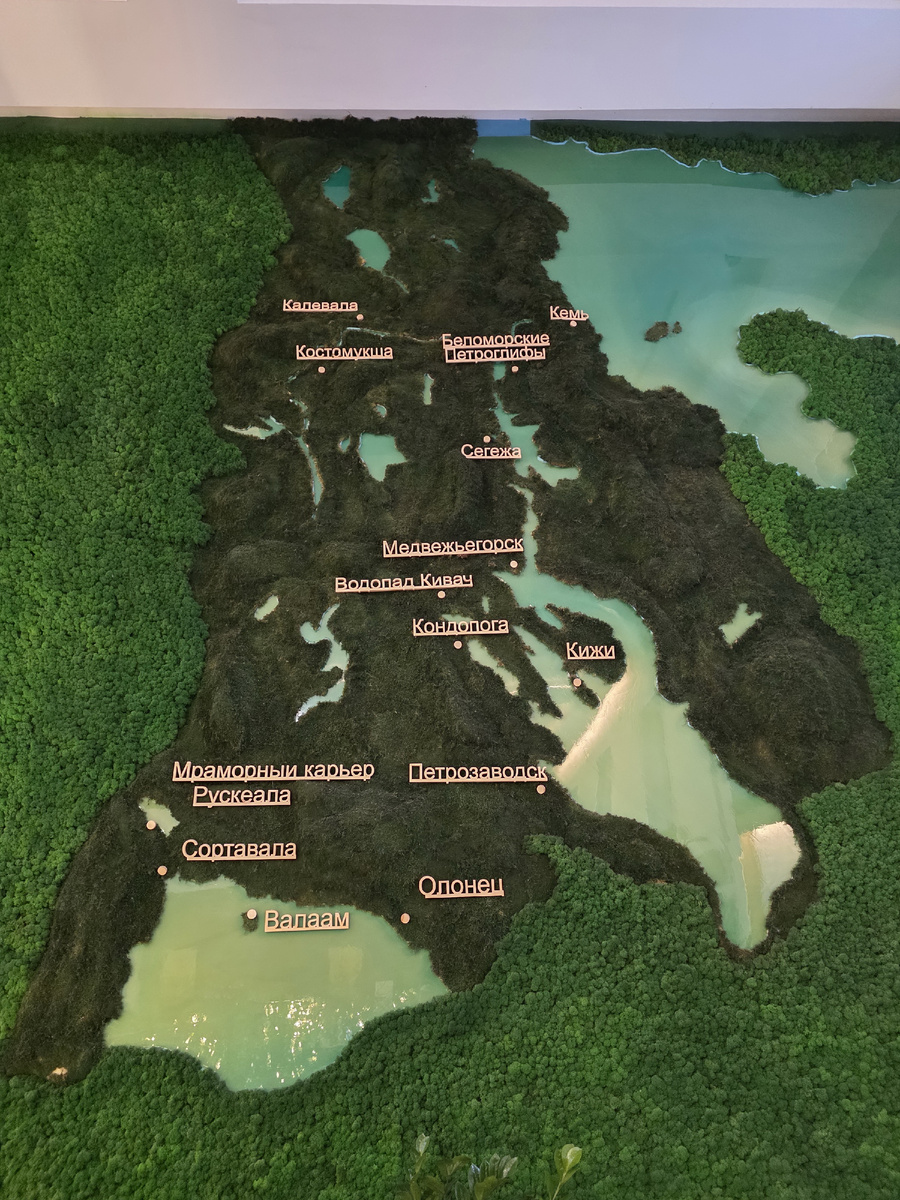 Карта Карелии в одном из залов ожидания вокзала в Петрозаводске.