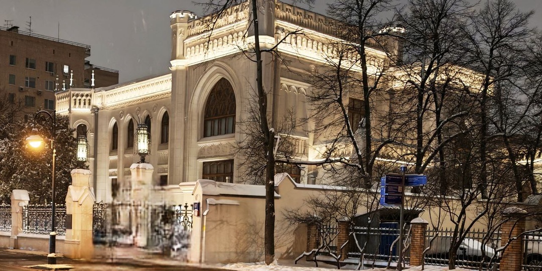 Дом, в котором жила самая стильная женщина Москвы, рисовал Врубель и устроили коммуналку для номенклатуры. Что скрывает особняк-легенда?