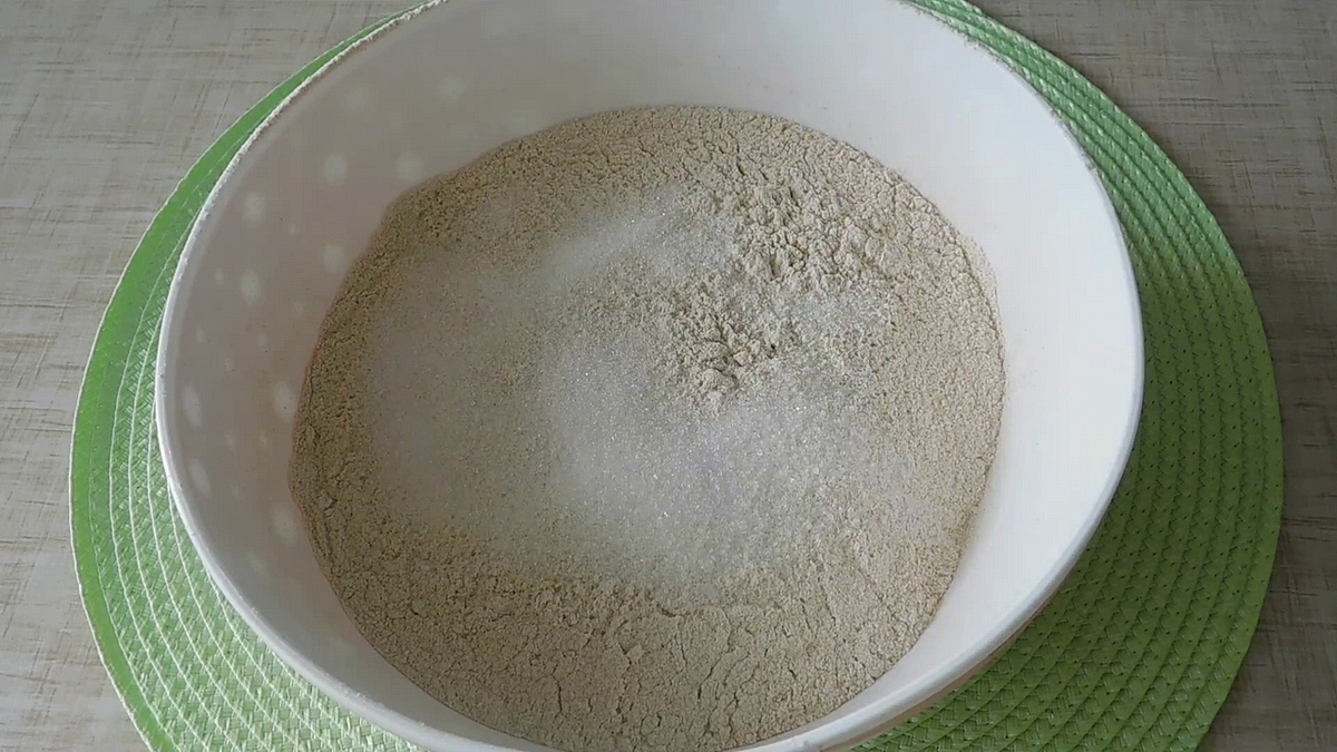 Муку нужно просеевать.