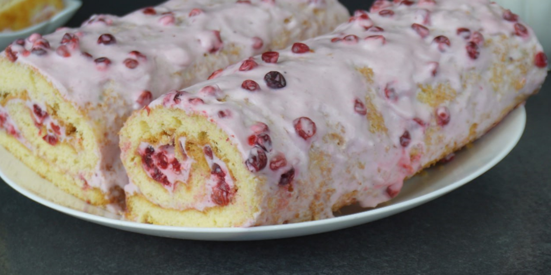 ПЯТИМИНУТНЫЙ Рулет "Ягодка" - дочь просит готовить каждую неделю (и я готовлю)...