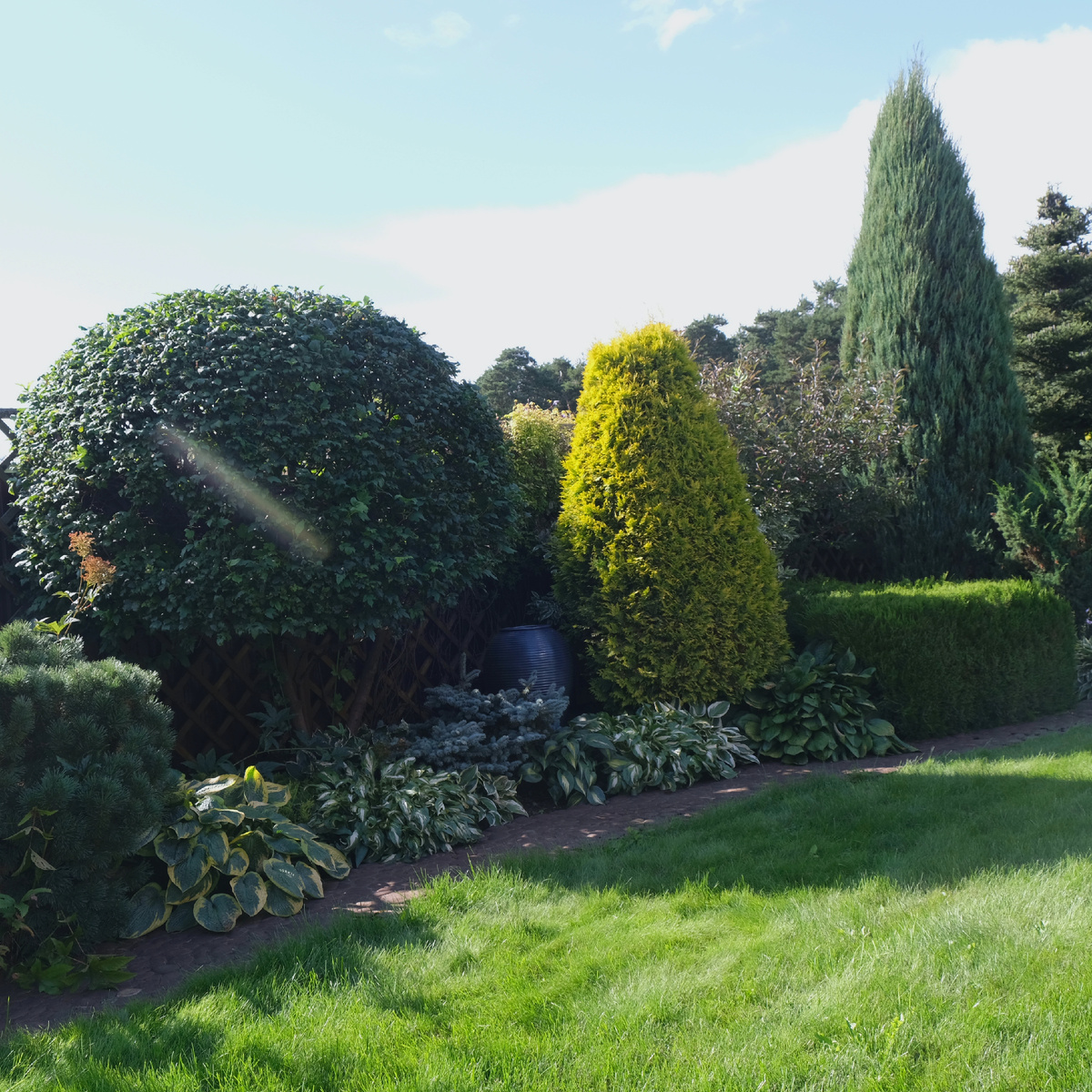 Слева от газона