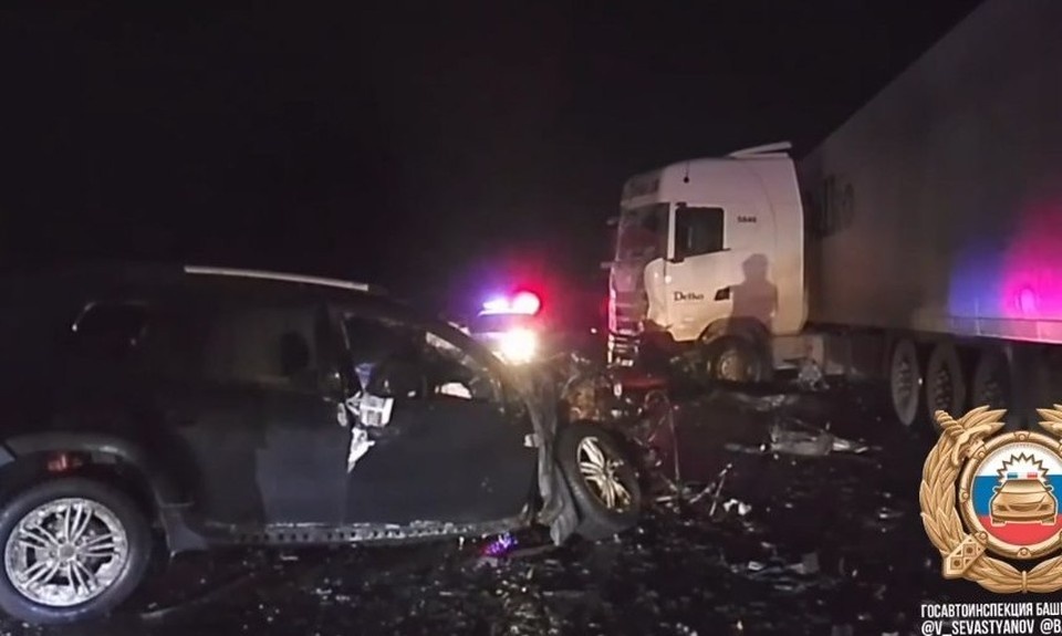    Автомобиль женщины столкнулся с грузовиком Scania. Фото: Госавтоинспекция Башкирии.