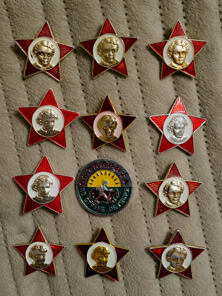 Металлический вариант значка октябрёнка, выполненный по дизайну 1928 года скульптора Николая Васильевича Томского