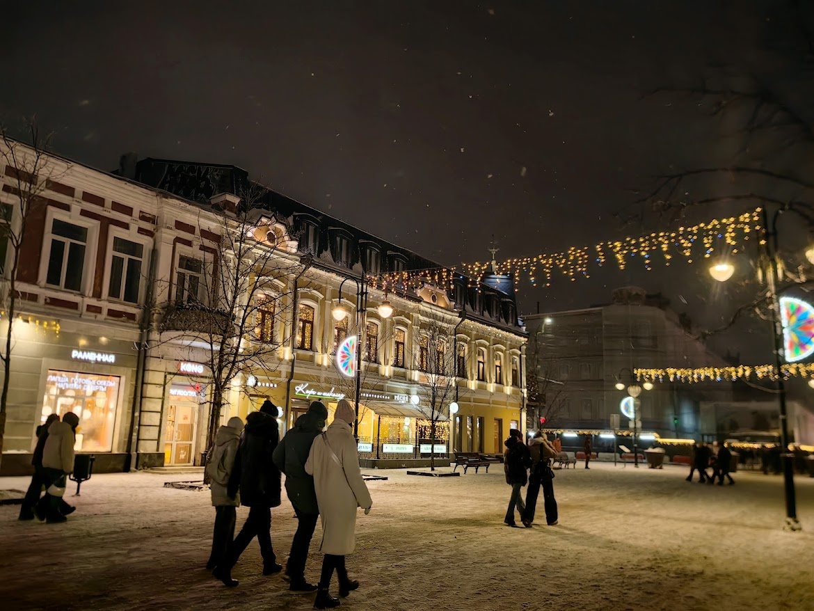 Люди гуляют по постновогоднему Саратову