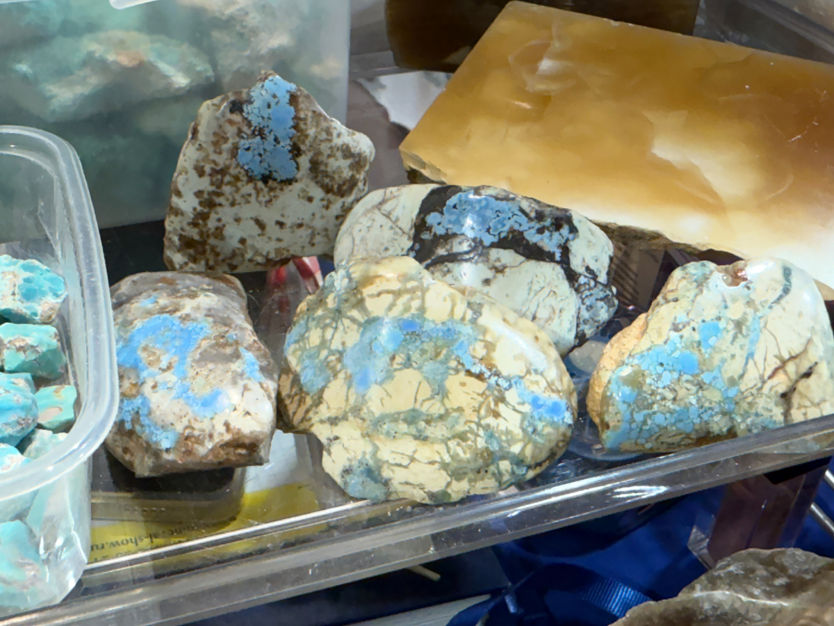 Бирюза в породе из месторождения Алтын-тюбе, Казахстан. Фото с выставки-ярмарки Минерал-Шоу в Екатеринбурге, 20.06.2025.