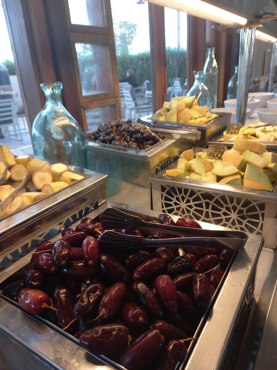 Дыня, гуава, бананы, финики, виноград...., а еще бывают гранаты, мандарины, апельсины, груши, яблоки. Все меняется и быстро пополняется.