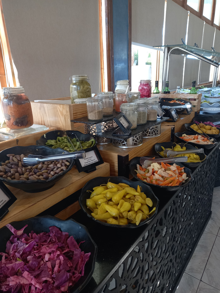 Стол с соленьями.