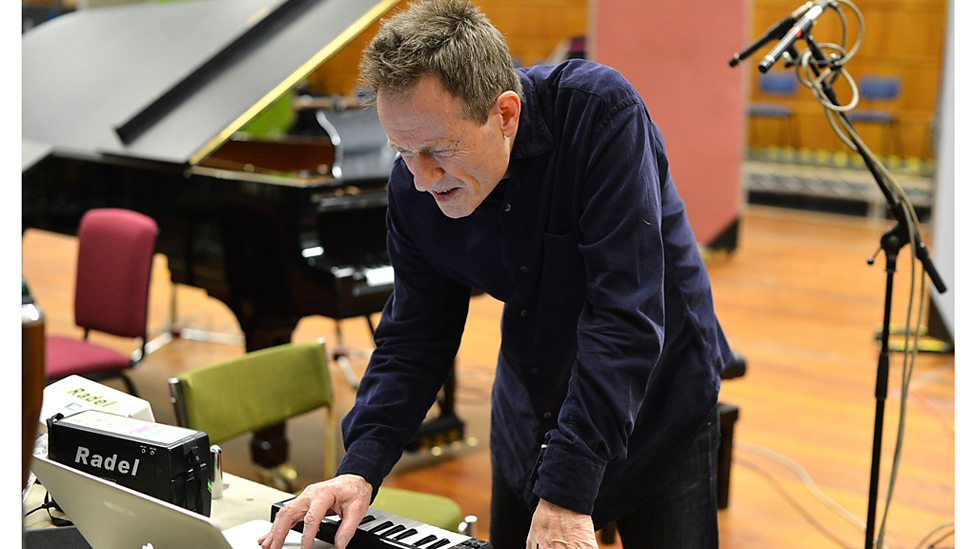 Джонс записывает сессию для Radio 3’s Late Junction в студии Maida Vale Studio 2. Фото: Марк Аллан