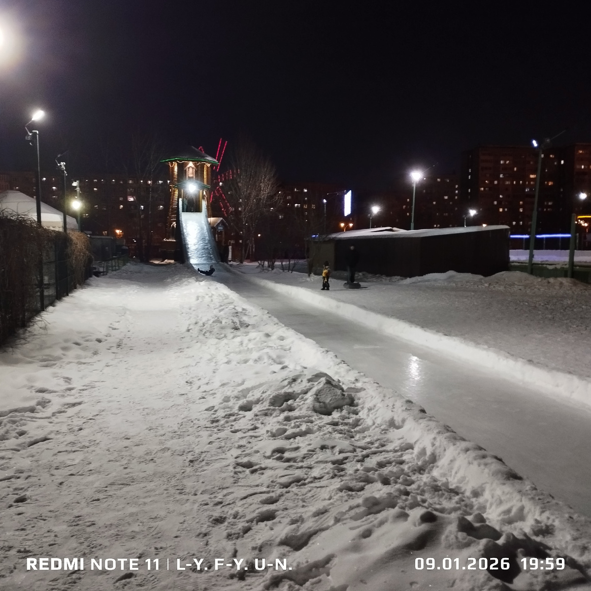 Горка очень длинная, чтоб докатиться до конца нужна особая картонка, ватрушка не прокатит.