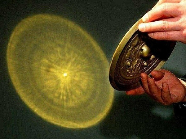 Фото отражения с древнего китайского зеркала