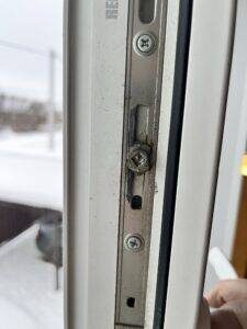 Регулировочная цапфа пластикового окна. Фурнитура Roto NT.