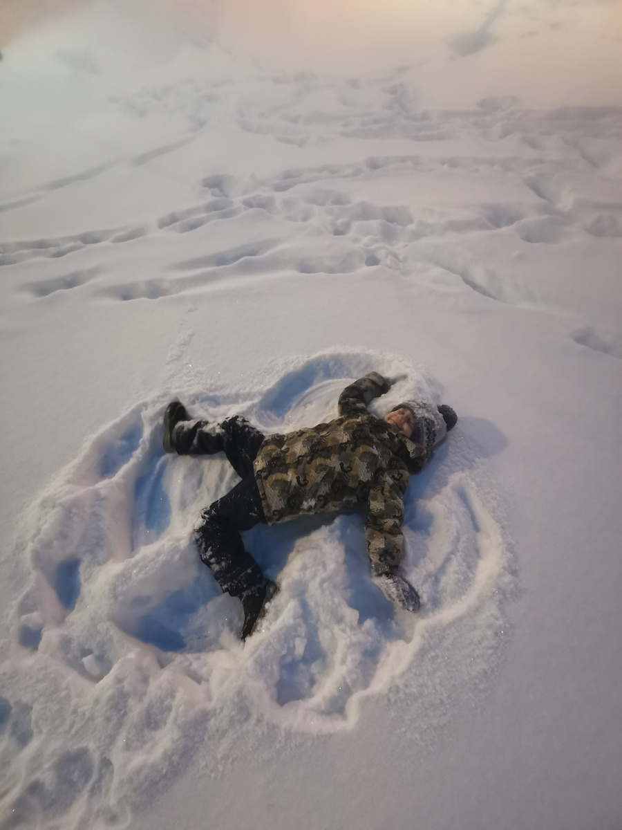 Петин снежный ангел, или как я себя ощущаю в новогодние праздники 