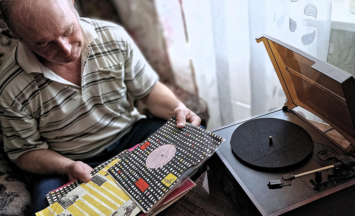 "Деревенский дед" часто возвращается к грамзаписям любимой советской певицы. Фото из личного архива автора.