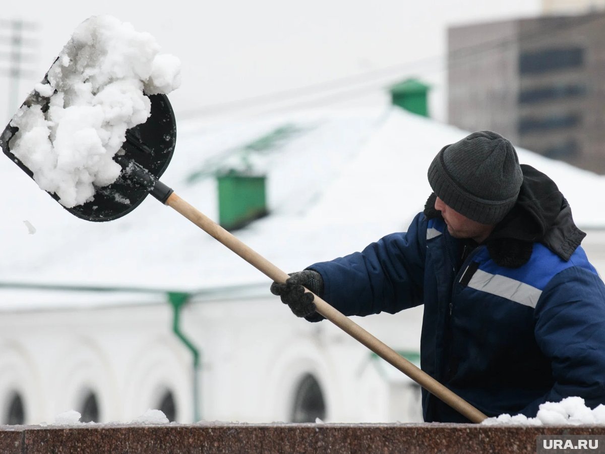     УК дополнительно нанимают технику и дворников