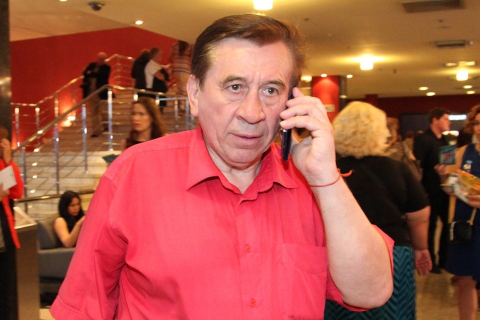    Владимир Пермяков пожаловался, что резко теряет зрение, ему трудно читать Лариса КУДРЯВЦЕВА/ЭГ