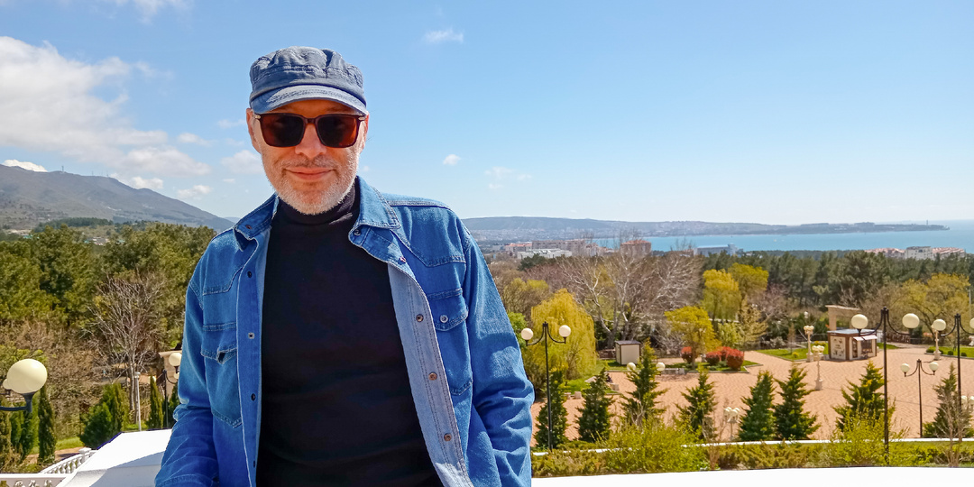 — Свекровь пригласила к нам гостей, которых я даже не знаю, а муж сказал, что не придёт на наш праздник