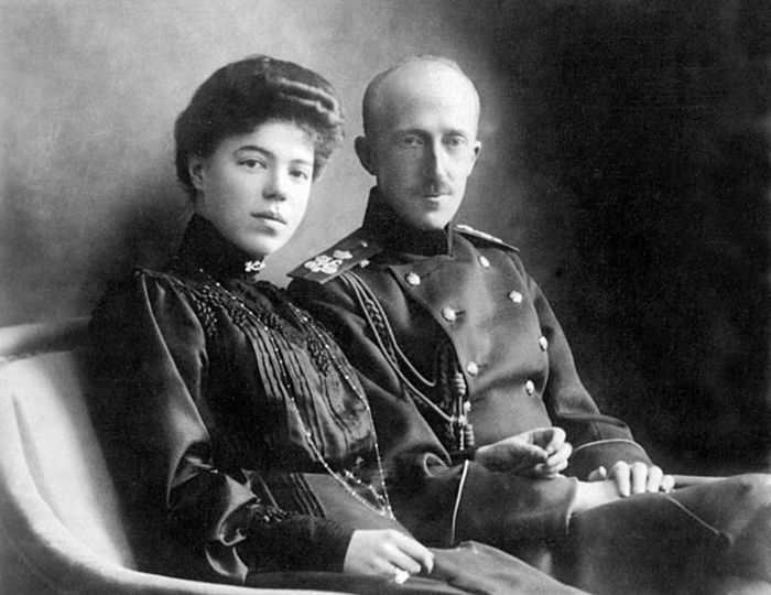 Сестра не дала ей ни булавки из коллекции сокровищ их матери