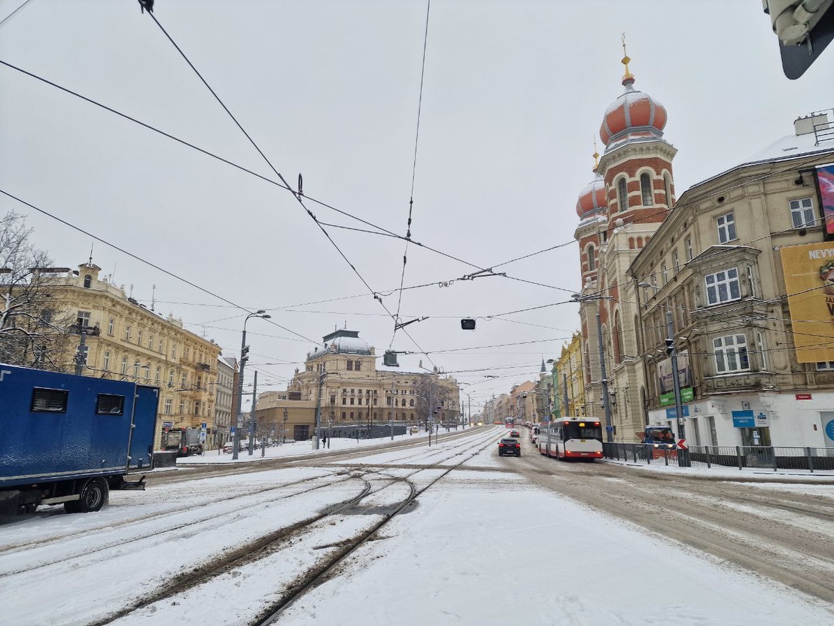 фото автора: а вот такая погодка у нас сегодня. Водители ездить по снегу не умеют, буксуют, заносит их, всюду ДТП