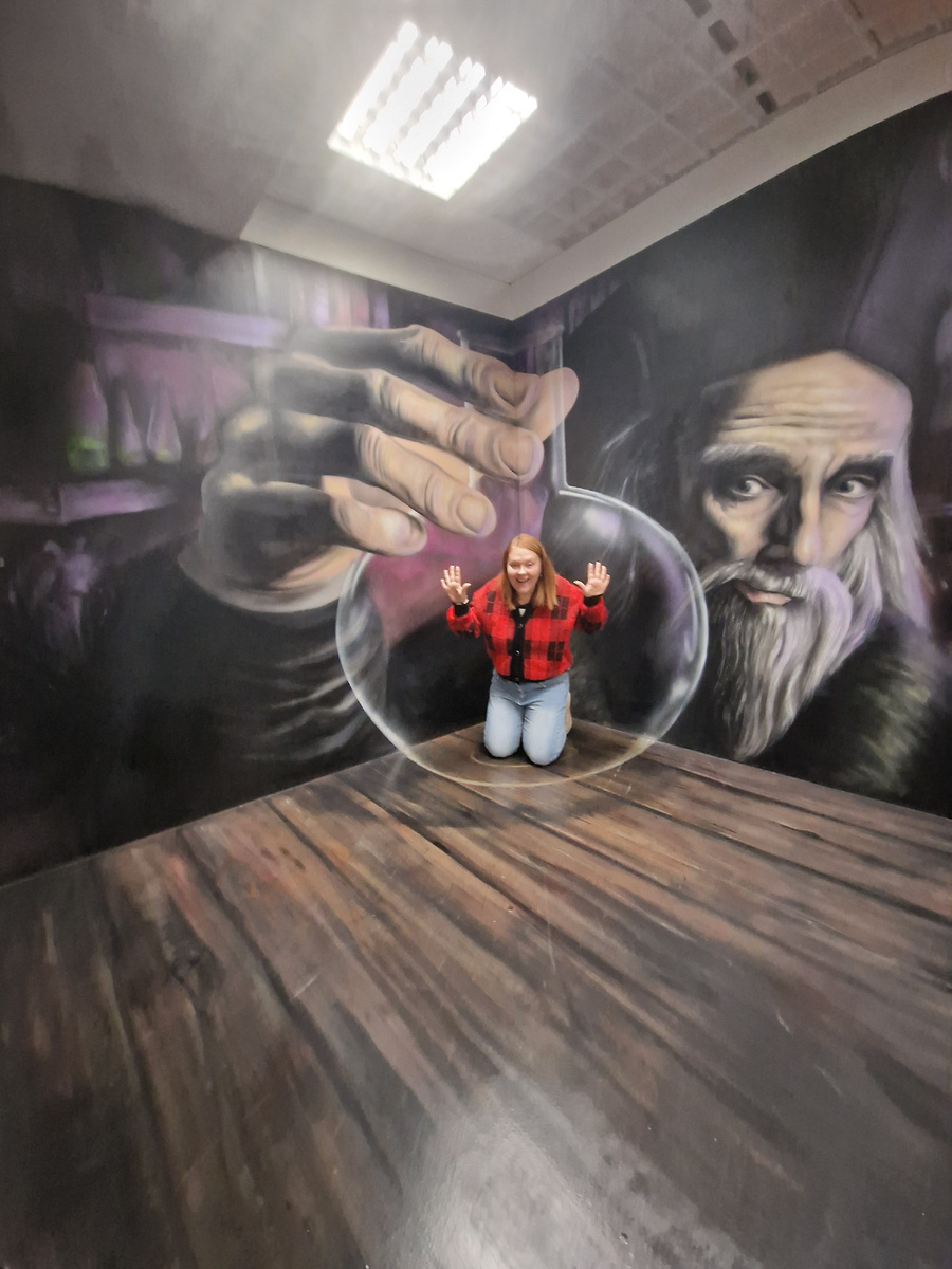 Большой брат следит за мной)))фото из музея иллюзий